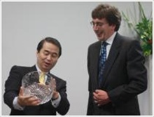 Exchanging gifts: Paul Walker (right) Managing Director of Malvern Instruments and Hisashi Ietsugu, President and CEO of Sysmex Corporation during a recent celebration to mark the extension of Malvern’s direct operations in Japan